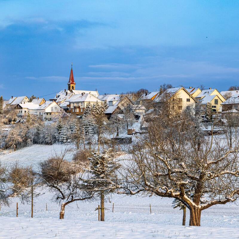 das Dorf Prevorst bei Morgenlicht im Schnee