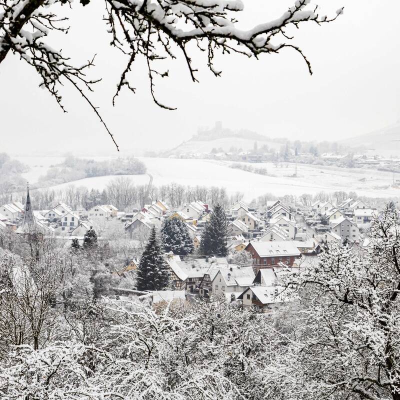 das Dorf Gronau schneebedeckt und winterlich