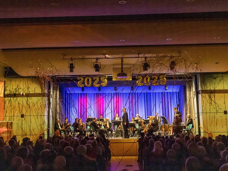 goldene Luftschlangen fliegen durch die Luft auf der Bühne die ungarische Kammerphilharmonie 