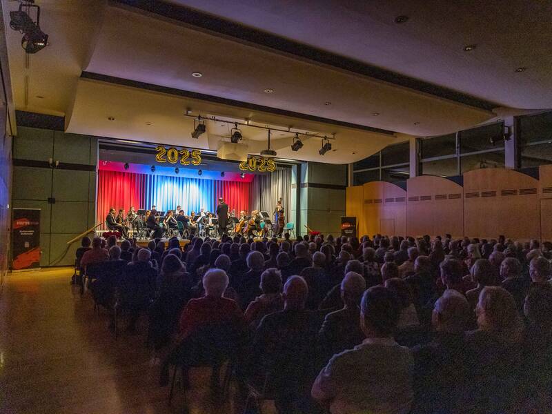 Blick von hinten im Bürgerhaus über das zahlreiche Puplikum zur Bühne auf dem die ungarische Kammerphilharmonie spielt