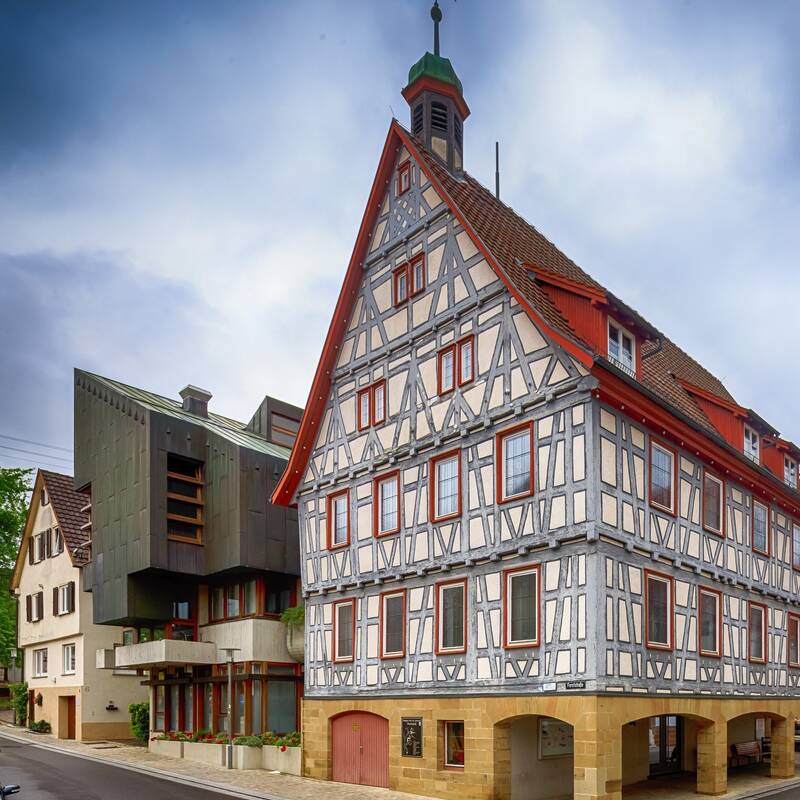 Das alte Rathaus von Oberstenfeld zusammen mit dem Neubau von Sicht aus der Ortsmitte
