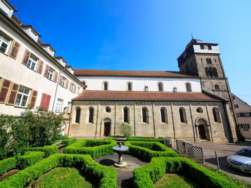 Stiftskirche Oberstenfeld mit blauem Himmel