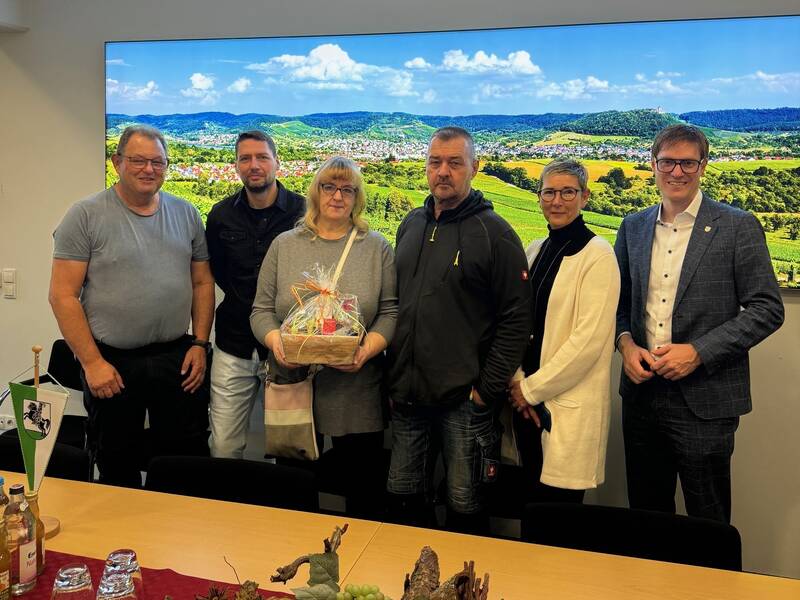 Mitarbeiter stehen mit der Jubilarin und Herrn Bürgermeister Markus Kleemann in einer Reihe für das Foto