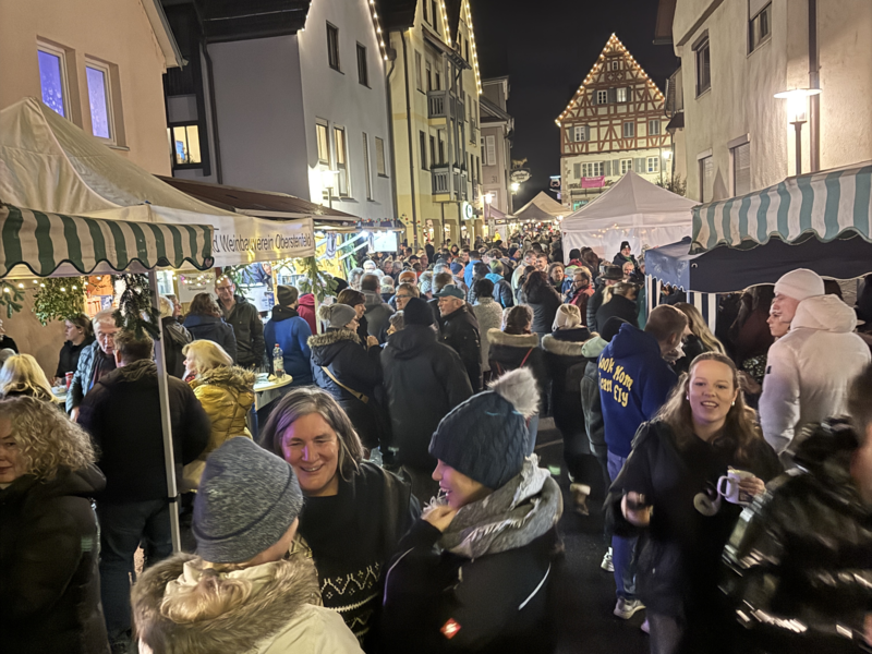 Besucher auf dem Weihnachtsmarkt in den Gassen von Oberstenfeld