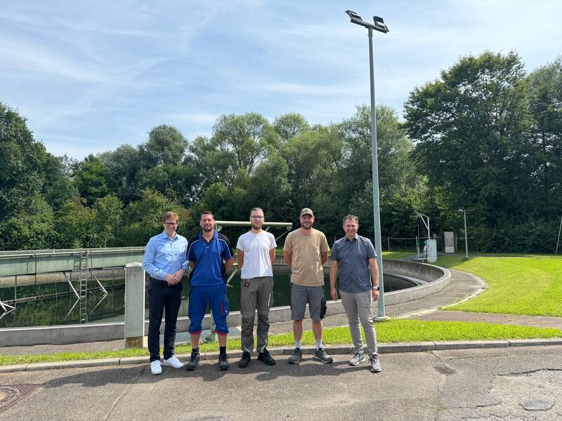 Bürgermeister Markus Kleemann, Stephan Hanzsch, Angelo Dell’Ermo, Simon Kori und Stefan Müller stehen vor dem Klärbecken in der Kläranlage