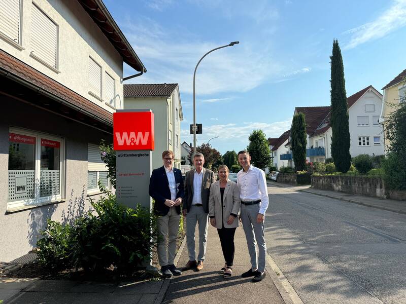 von links gesehen Bürgermeister Markus Kleemann, Gerald Sternsdorff, Nannette Schreiber und Lukas Duic auf dem Gehweg vor der Württembergischen stehend