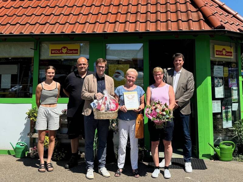 Familie Schilpp, Bürgermeister Markus Kleemann und der Regionale Politikbeauftragte der DHL Group Martin Fichtner beim Festakt zum 25-jährigen Jubiläum der Postfiliale „Schilpp Landtechnik“