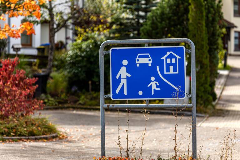 Ein blaues Schild, das auf den Beginn eines verkehrsberuhigten Bereichs hinweist.