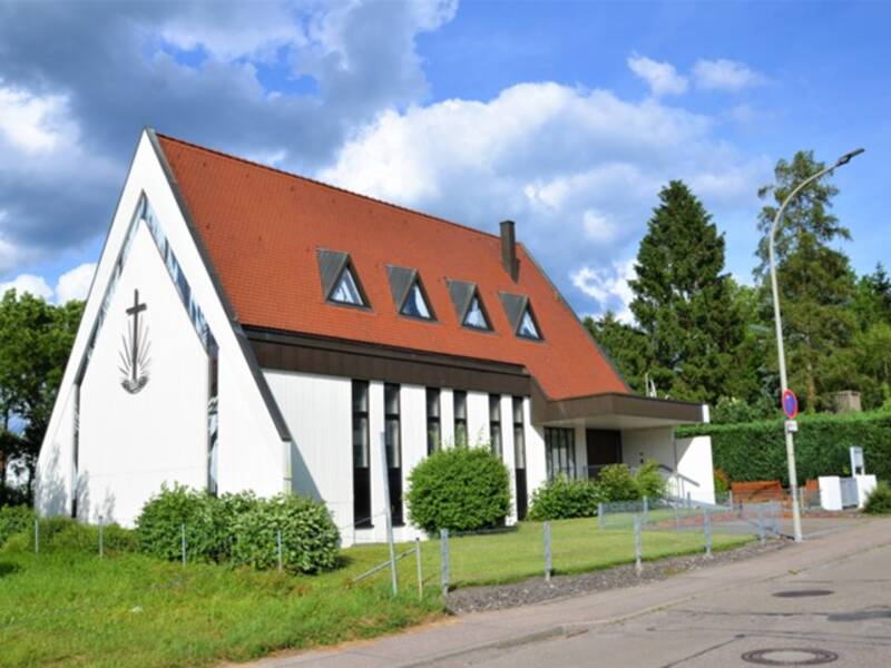 Außenansicht des Kirchengebäudes in den Schafwiesen