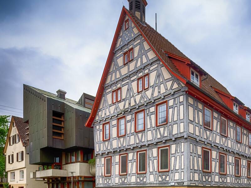 Neues und altes Rathaus mit blauem Himmel