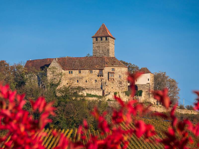 Historisches Gebäude von Oberstenfeld mit hellblauem Himmel.